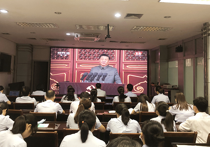 7月1日上午,郵儲(chǔ)銀行貴港市分行組織黨員干部收看慶祝建黨100周年大會(huì).JPG