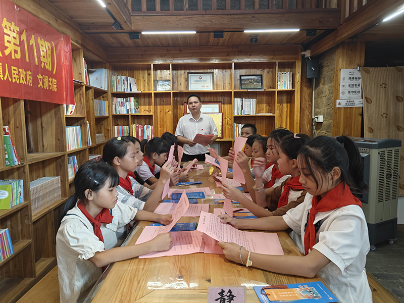 全體人員宣讀《“護苗·綠書簽”行動倡議書》.jpg
